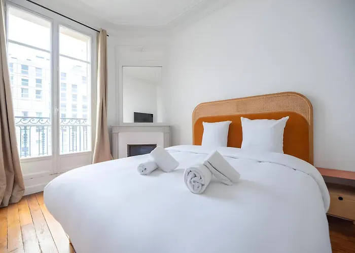 Tbs 325 - Superb With Eiffel Tower View