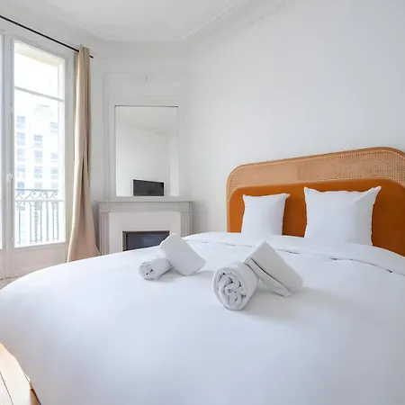 Tbs 325 - Superb With Eiffel Tower View